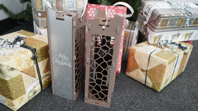 Coffret à vin en bois découpé au laser avec le motif "Joyeux Noël", créé à l'aide de la machine de gravure laser Trotec.